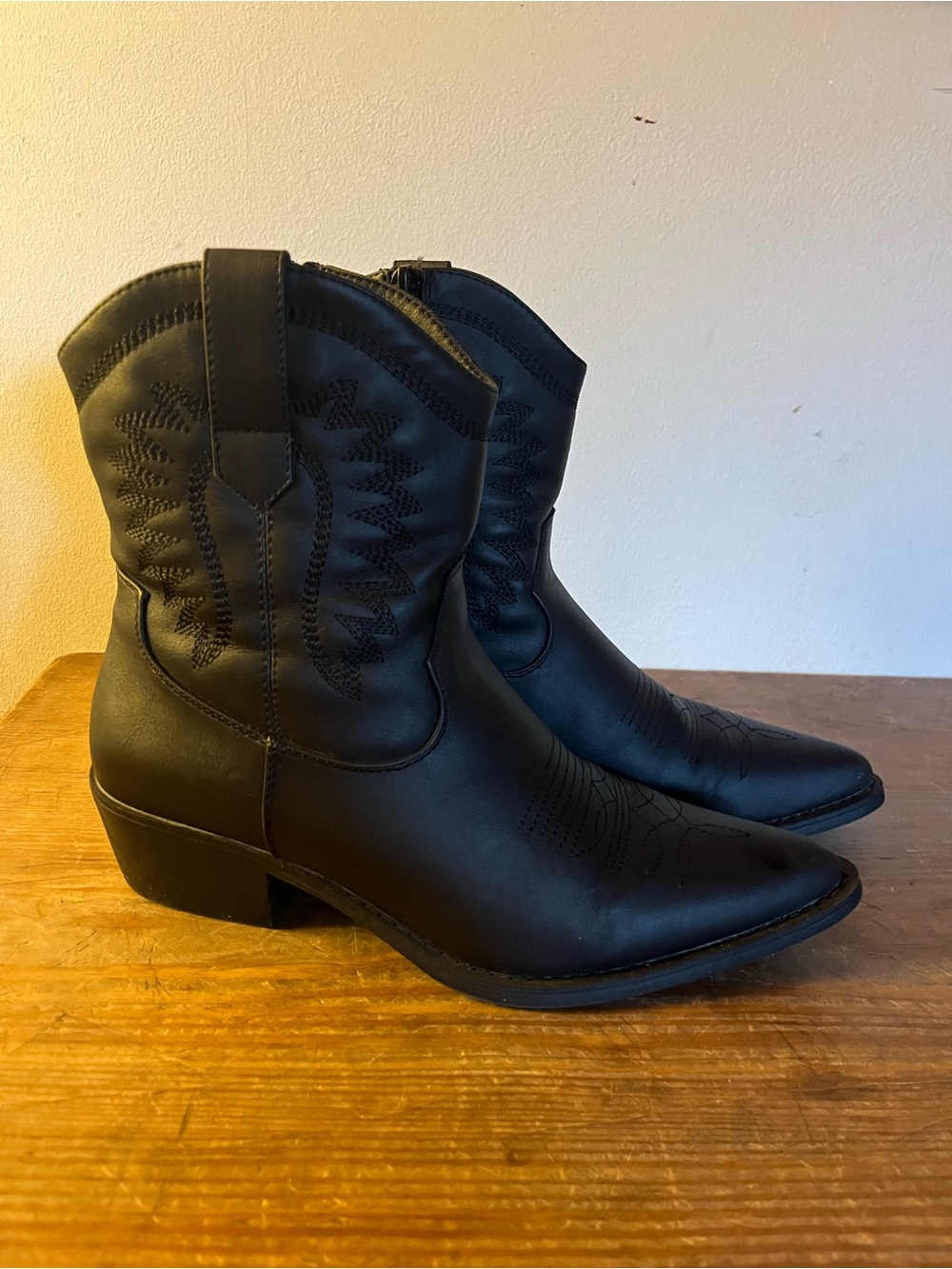 Black western cowgirl boots size 10